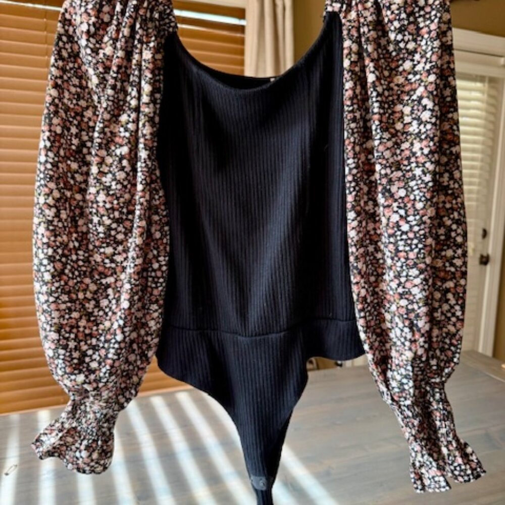 puffy sleeves with florals bodysuit size small